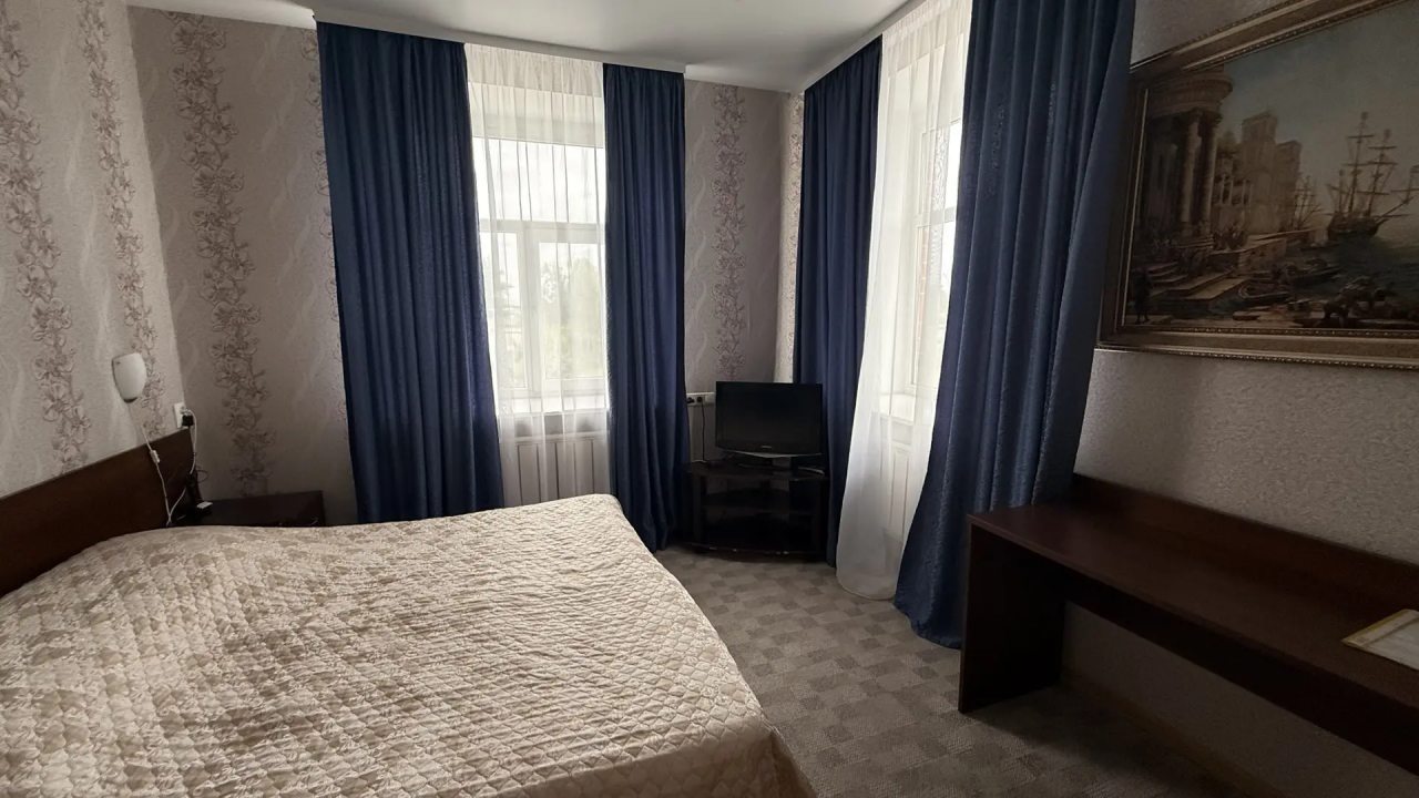Люкс, Отель Рейс