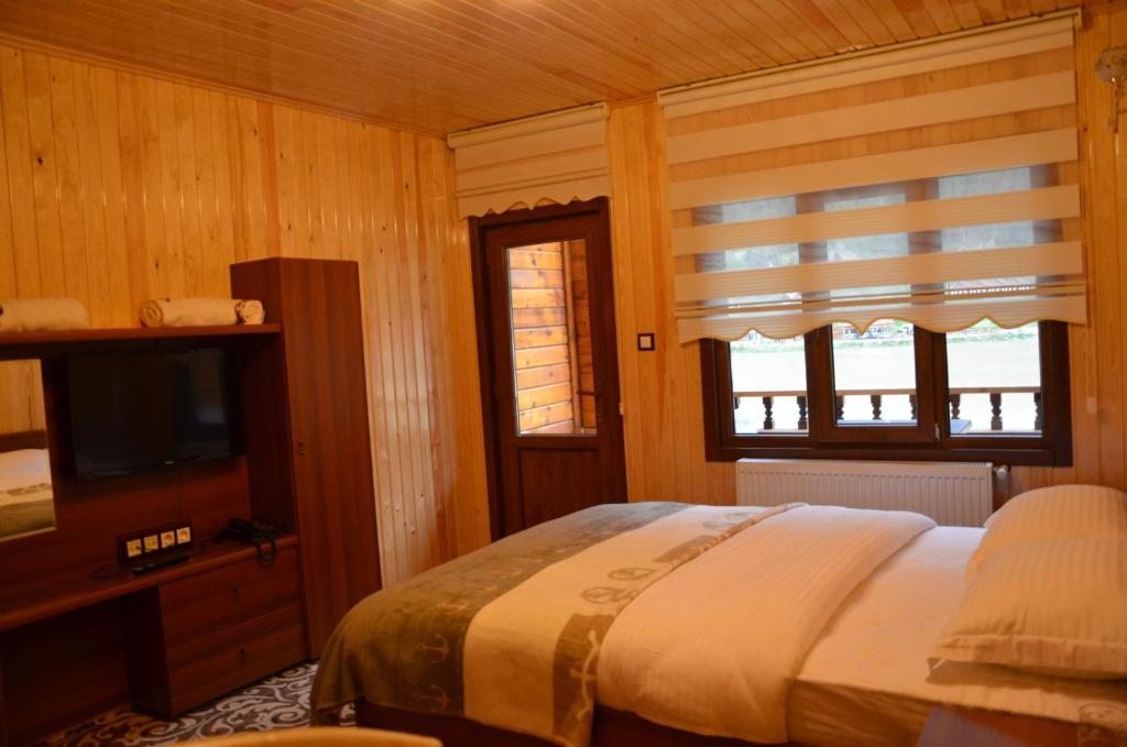 Двухместный (Deluxe Double room Lake View) отеля Doga Motel, Узунгель
