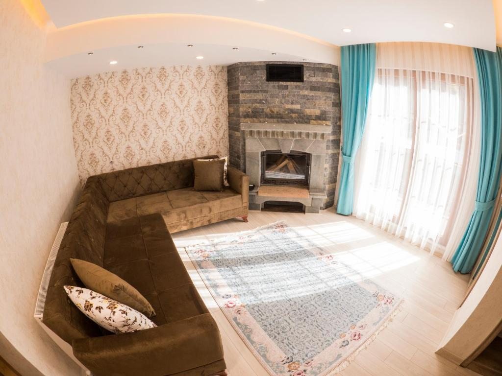 Сьюит (One-Bedroom Suite with Fireplace and Balcony) отеля Elif Inan Motel, Узунгель