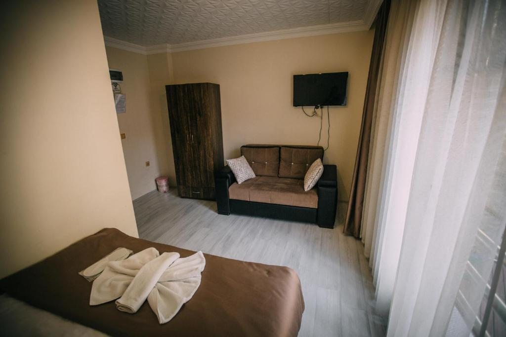 Трехместный (Классический трехместный номер) отеля Poyraz Hotel, Узунгель