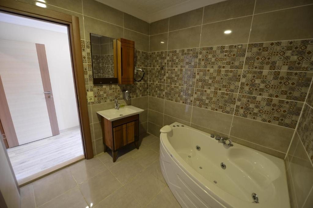 Двухместный (Двухместный номер с 1 кроватью, гидромассажной ванной и видом на озеро) отеля Trabzon Inn Aygun Hotel, Узунгель