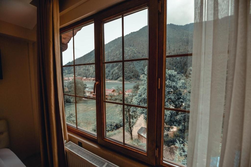 Семейный (Семейный номер с видом на озеро - Без балкона) отеля Trabzon Inn Aygun Hotel, Узунгель