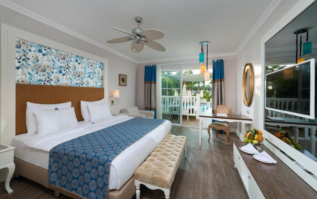 Двухместный (Двухместный номер Делюкс с 1 кроватью и видом на бассейн) отеля Rubi Platinum Spa Resort & Suites, Авсаллар