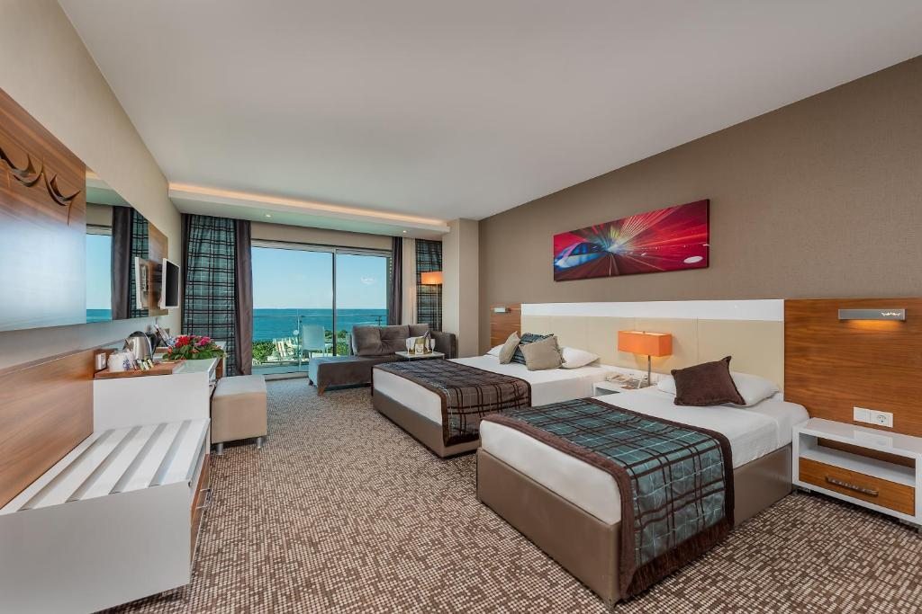Трехместный (Улучшенный номер большой площади, вид на море (максимум для 3 человек)) отеля White City Resort, Авсаллар