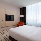 Сьюит (Угловой люкс с кроватью размера «queen-size»), Отель DoubleTree By Hilton Moscow - Vnukovo Airport