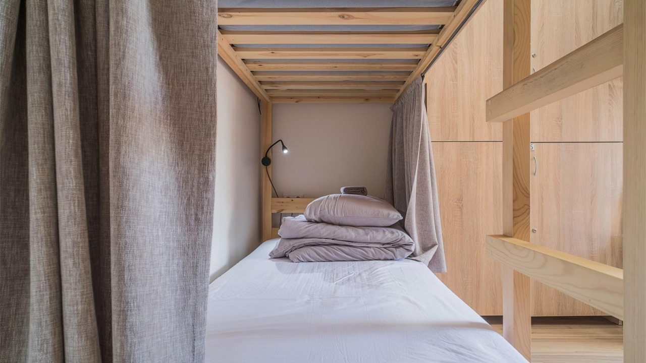 Трёхместный и более (Спальное место на двухъярусной кровати в общем номере для мужчин) хостела Hot Place, Владивосток