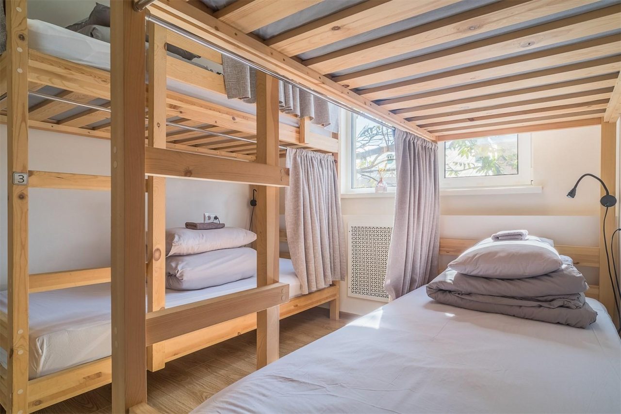 Трёхместный и более (Спальное место на двухъярусной кровати в общем номере для женщин) хостела Hot Place, Владивосток