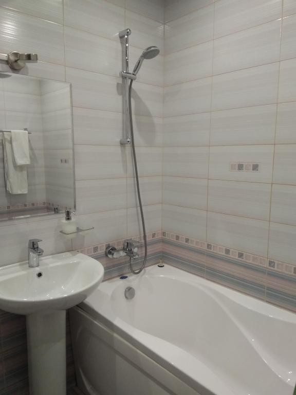 Двухместный (Двухместный номер Делюкс с 1 кроватью и ванной) отеля Лесная Сказка, Тольятти