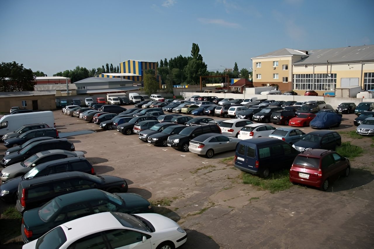 Платная автостоянка недалеко от гостевого дома
