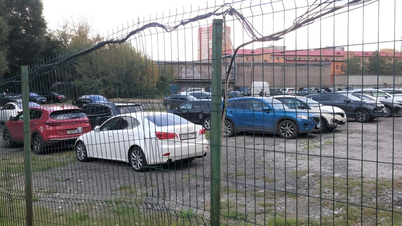 Платная автостоянка недалеко от гостевого дома