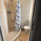 Ванная комната в четырехместном номере с принадлежностями