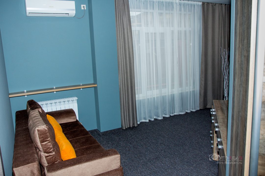 Уютный, двухкомнатный, четырехместный номер: спальня с двуспальной кроватью и гостиная с комфортным диваном для отдыха.