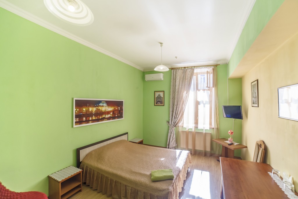 Двухместный (Полулюкс с двуспальной кроватью и кресло-кроватью) гостиницы Прага, Симферополь