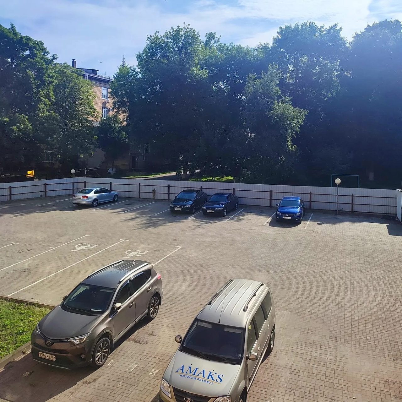Просторная парковка во дворе отеля