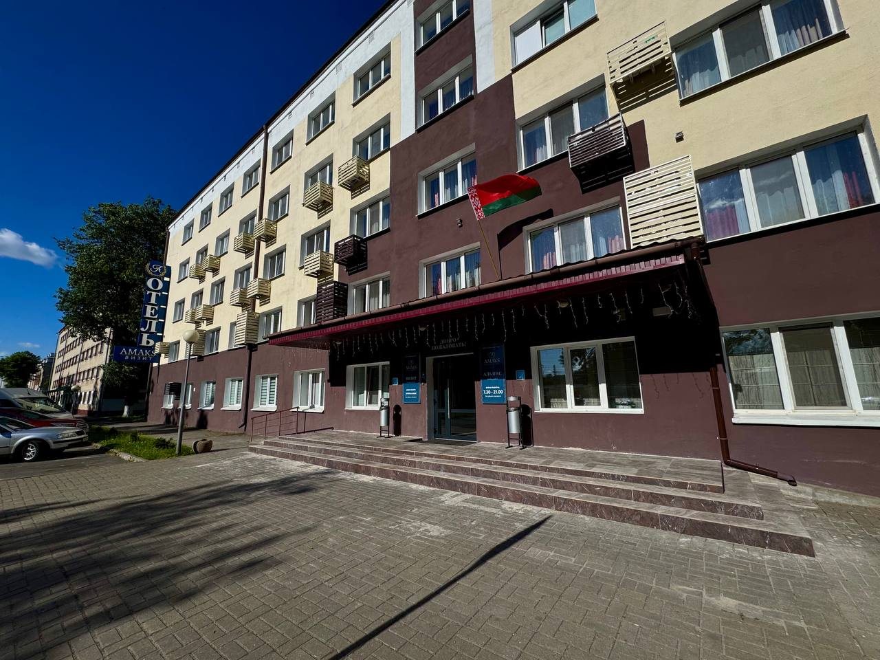 Вход в отель