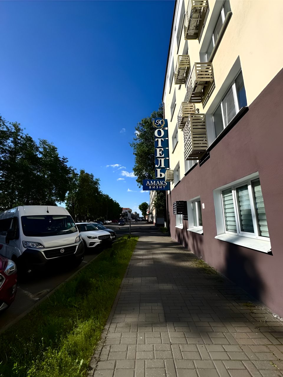 Парковка перед отелем