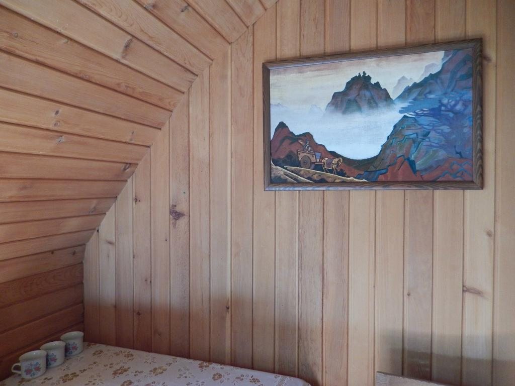 Трехместный (Трехместный номер с видом на горы) гостевого дома Розовый, Турбаза Катунь