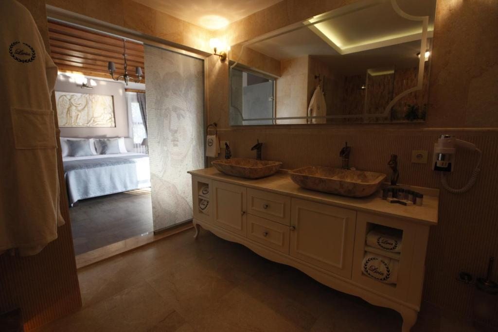 Сьюит (Люкс с кроватью размера «king-size» и гидромассажной ванной) отеля Livia Hotel Ephesus, Сельчук