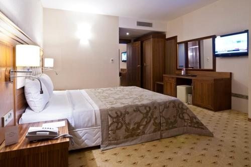 Трехместный (Трехместный номер -люкс) отеля Yücesoy Liva Hotel Spa & Convention Center Mersin, Мерсин (Средиземноморский регион)