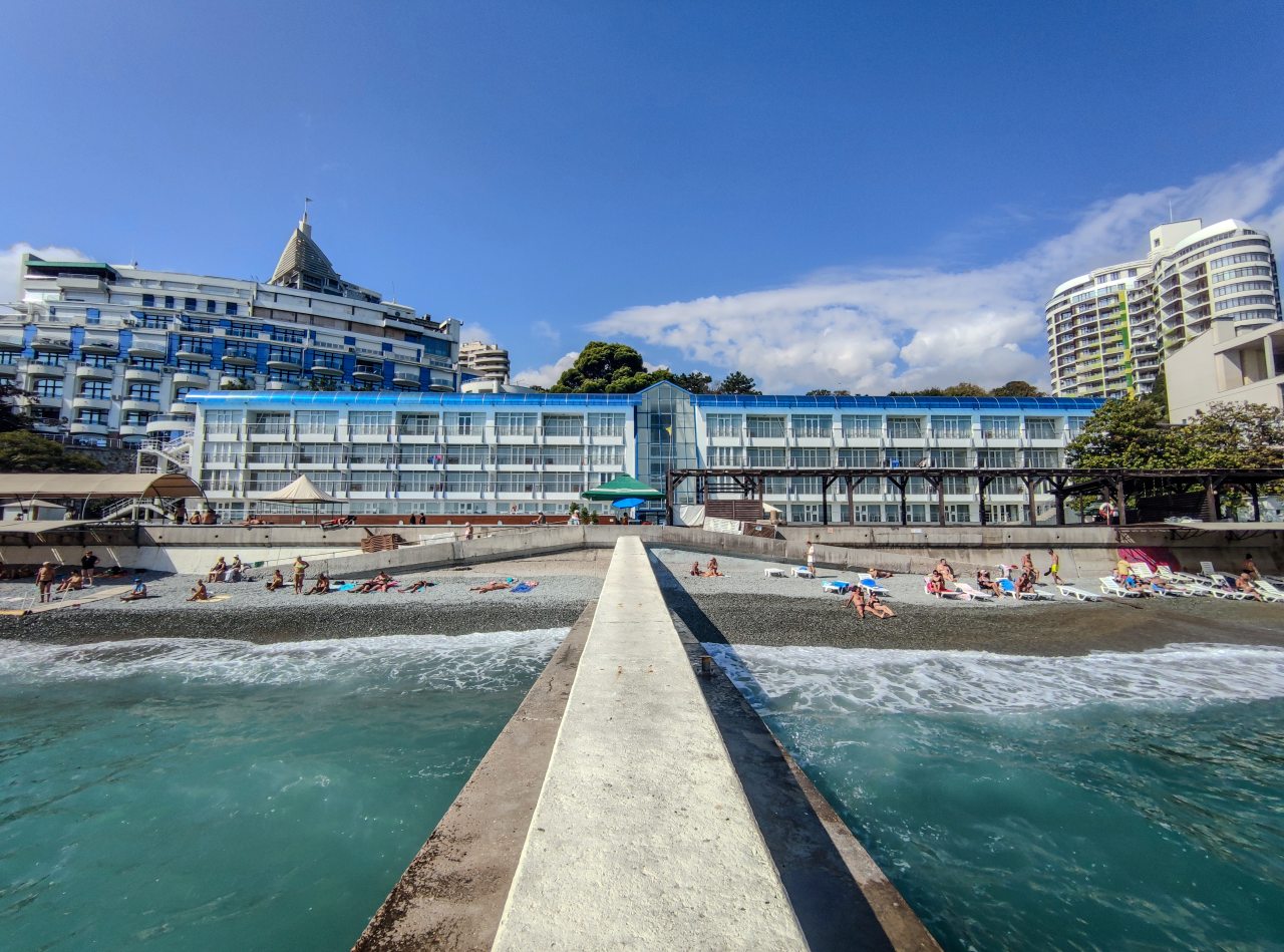 Галечный пляж — в 30 метрах от корпуса отеля., Гостиница Левант