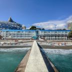 Галечный пляж в 30 метрах от корпуса отеля, Гостиница Левант