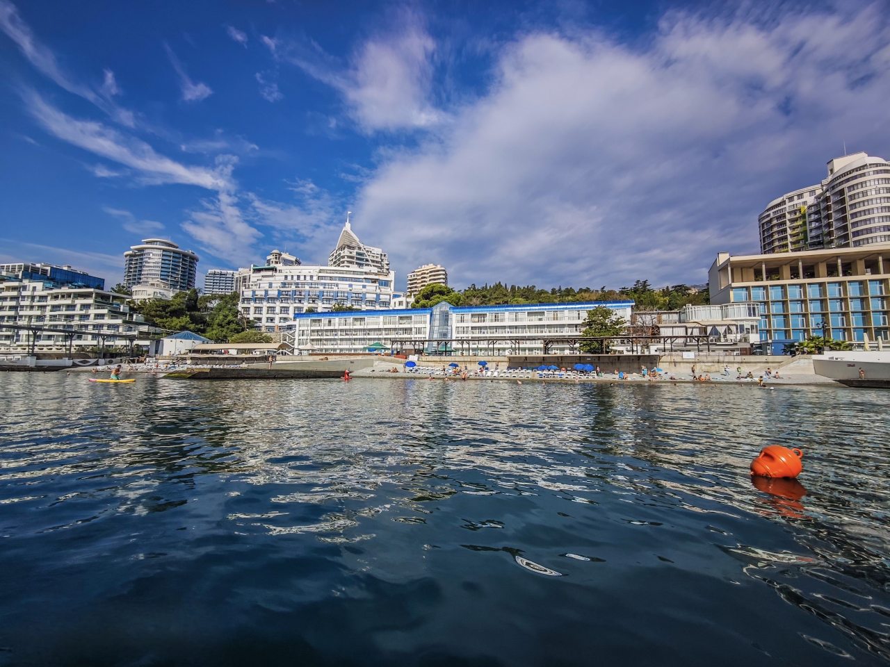 Отель расположен на первой линии моря в Ялте.