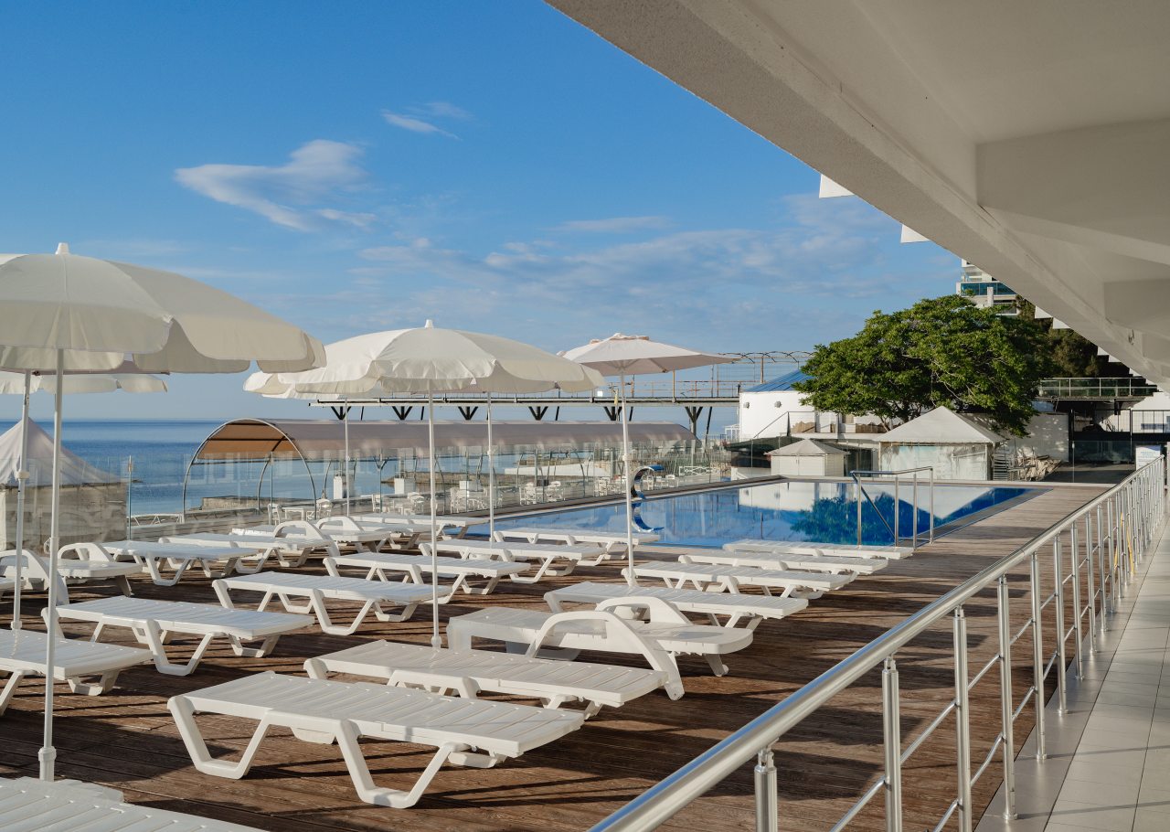 терраса для загара возле бассейна