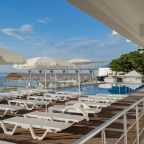 терраса для загара возле бассейна