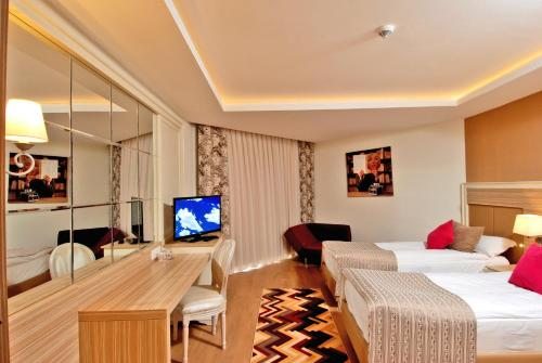 Трехместный (Стандартный трехместный номер с боковым видом на море) курортного отеля Delphin Deluxe Resort, Окурджалар