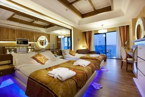 Трехместный (Стандартный трехместный номер с видом на море) курортного отеля Granada Luxury Resort & Spa, Окурджалар
