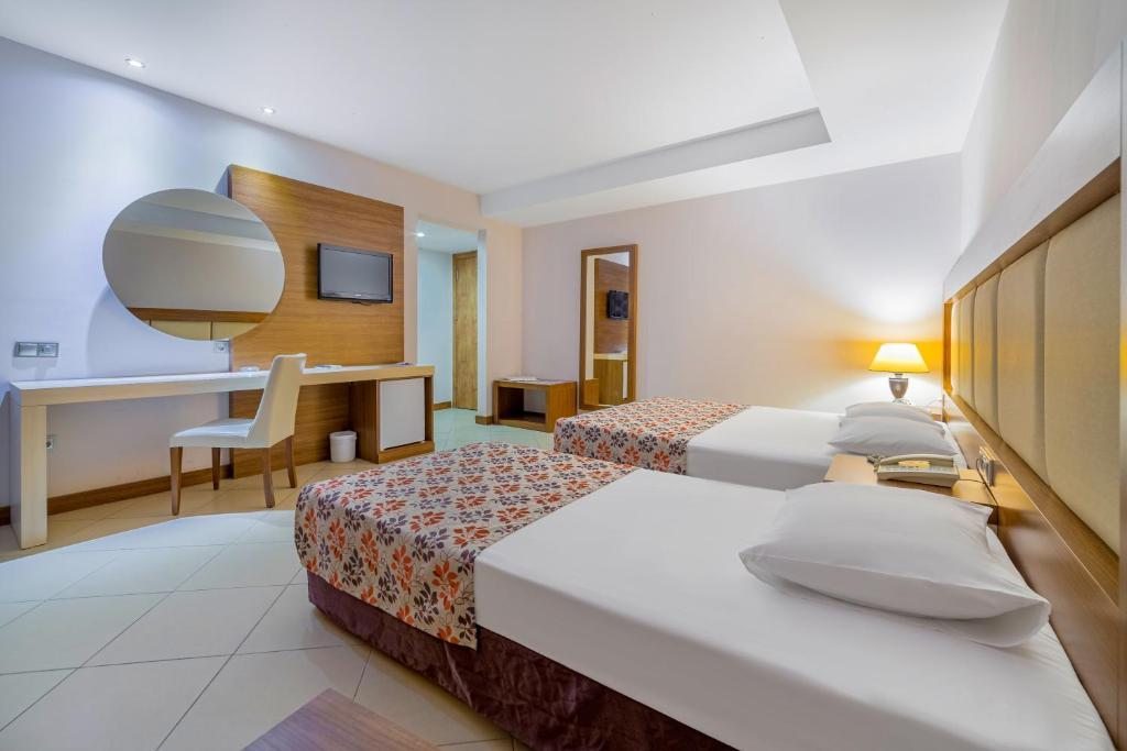 Двухместный (Стандартный двухместный номер с 1 кроватью (для 2 взрослых и 1 ребенка)) курортного отеля Justiniano Club Alanya, Окурджалар