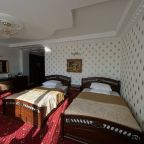 Люкс (№303), Отель Молли О'Брайн