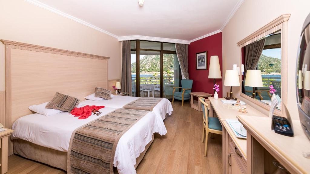 Двухместный (Стандартный двухместный номер с 1 кроватью/2 отдельными кроватями и частичным видом на море (для 2 взрослых и 1 ребенка)) отеля Hotel Aqua, Ичмелер