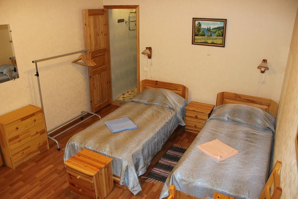 Двухместный (Стандартный номер с 2 односпальными кроватями и диваном) туристского комплекса Алекка