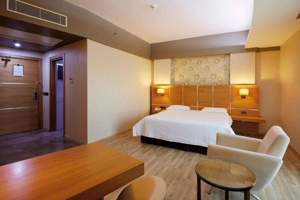 Двухместный (Улучшенный двухместный номер с 1 кроватью) отеля Anemon Adana Hotel, Адана