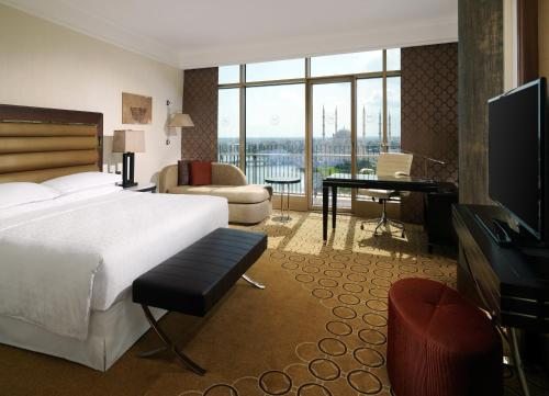 Двухместный (Клубный двухместный номер с 1 кроватью или 2 отдельными кроватями и доступом в лаундж) отеля Sheraton Grand Adana, Адана