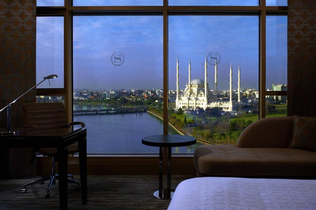 Двухместный (Клубный двухместный номер с 2 отдельными кроватями и доступом в клубный лаундж, вид на реку) отеля Sheraton Grand Adana, Адана