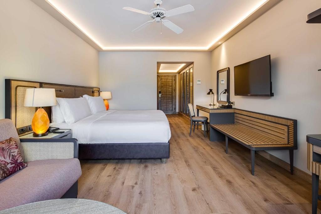 Двухместный (Улучшенный номер с кроватью размера «king-size», вид на сад) курортного отеля Divan Bodrum Palmira, Гельтюрбюку