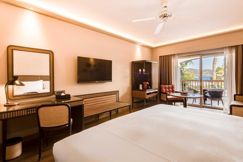Двухместный (Номер Делюкс с кроватью размера «king-size», вид на море) курортного отеля Divan Bodrum Palmira, Гельтюрбюку