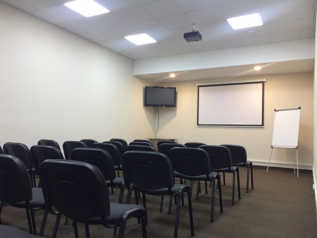 Комфортный конференц-зал, оснащенный проекционным оборудованием, отлично подходит для проведения презентаций и деловых встреч. Вмещает до 45 человек.
