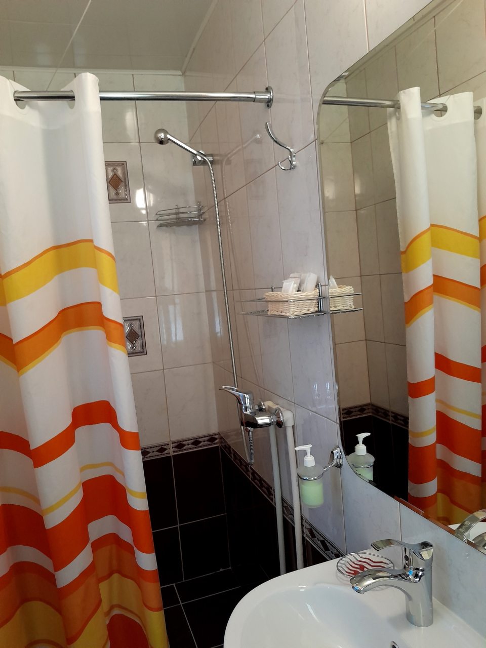 Собственная ванная комната с душем, банные принадлежности