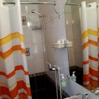 Собственная ванная комната с душем, банные принадлежности