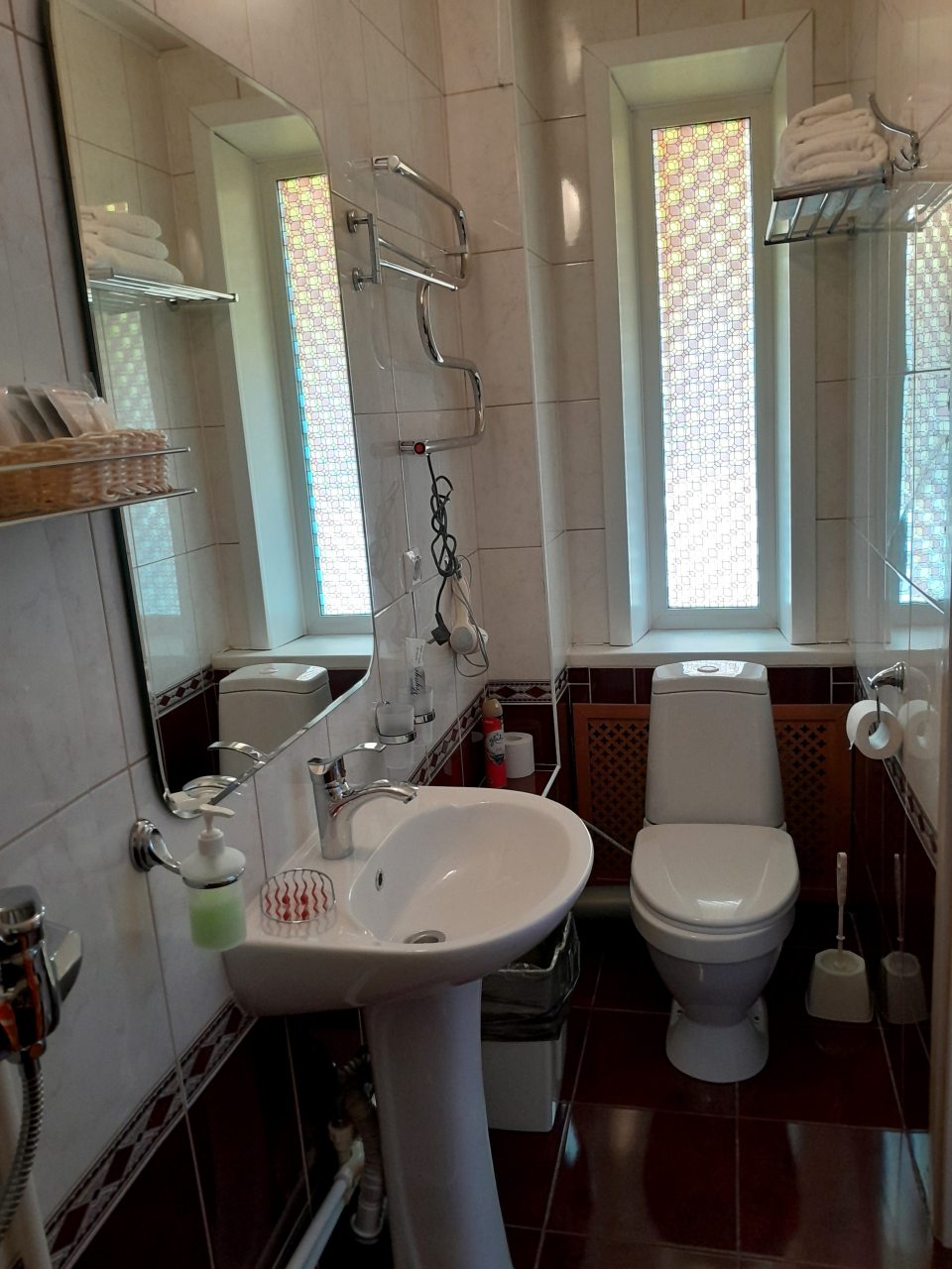 Туалет, фен, полотенцесушитель, туалетные принадлежности