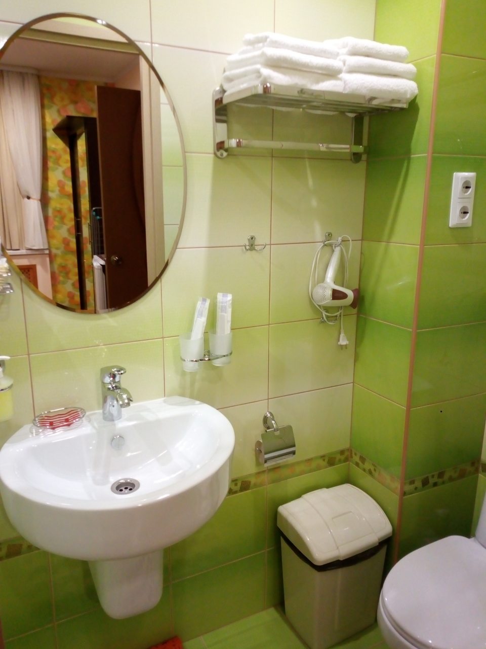 Фен, зеркало, полотенцесушитель, халаты, тапочки, туалет