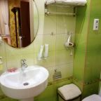 Фен, зеркало, полотенцесушитель, халаты, тапочки, туалет