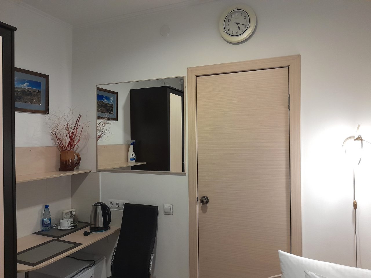 Стол, стул, чайник, холодильник