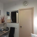 Стол, стул, чайник, холодильник