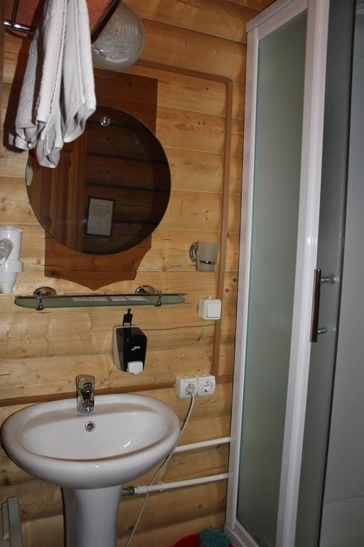 Двухместный (Двухместный номер с 1 кроватью и собственной ванной комнатой) базы отдыха Ватцы, Валдай, Новгородская область