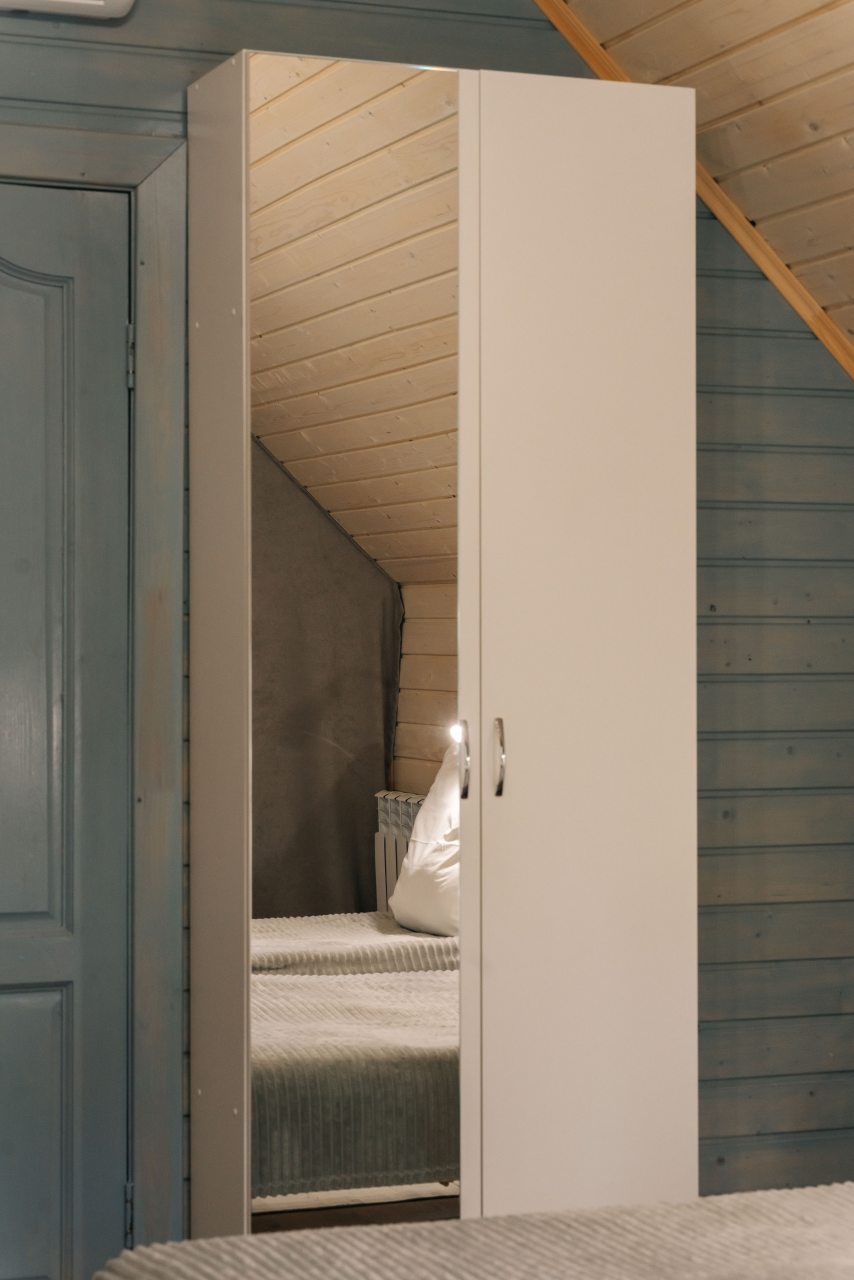 Деревянный дом в окружении леса