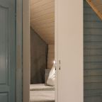 Деревянный дом в окружении леса